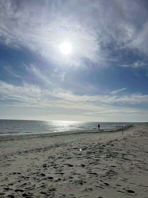 A beach with footprints, a person, and a clear sky. - Summer house near beach and nature (Væggerløse)