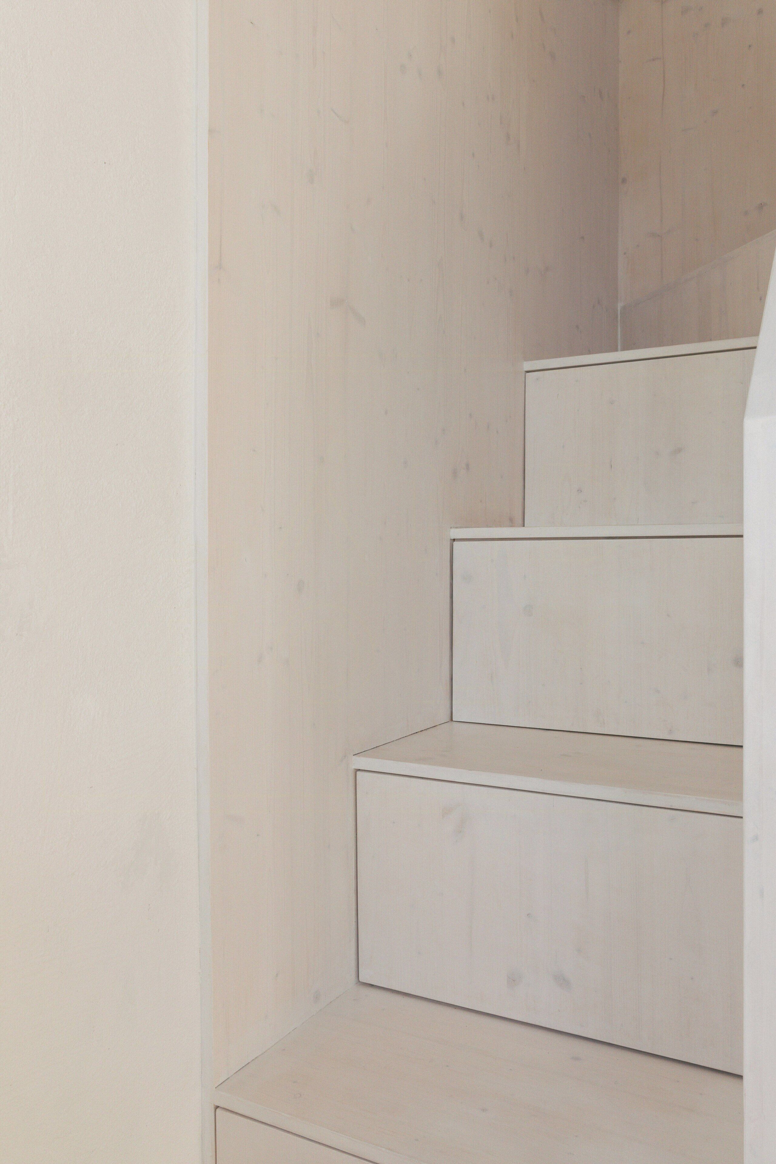 Una scala in legno dal design minimalista.