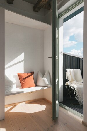 A room with a built-in bench, a window, and a view of the sky. - Studio with balcony at Mühlenberg Werder (Werder (Havel))
