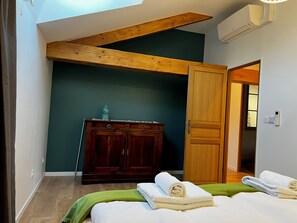 3 slaapkamers, een strijkplank/strijkijzer, gratis wifi, beddengoed
