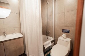 Family Room | Bathroom | Shower, free toiletries, soap, shampoo - Rufus Boutique (Puerto Natales)