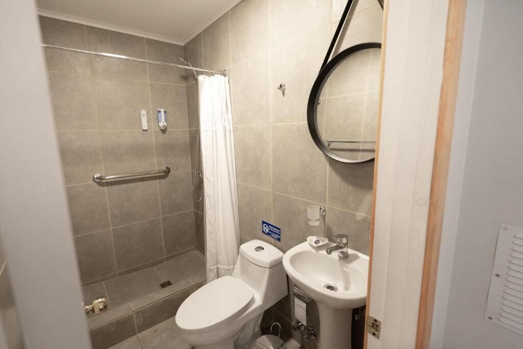 Habitación cuádruple | Baño | Regadera, amenidades de baño gratuitas, jabón, shampoo 