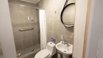 Habitación cuádruple | Baño | Regadera, amenidades de baño gratuitas, jabón, shampoo
