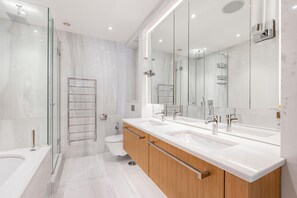 Douche, baignoire à jets, sèche-cheveux, bidet