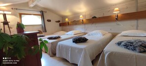 Tabla de planchar con plancha, wifi y ropa de cama