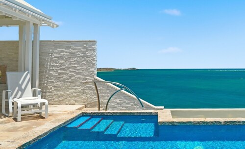 NEW Luxury 3-bedroom Waterfront Villa with Pool in Carden Beach, St Croix