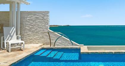 NEW Luxury 3-bedroom Waterfront Villa with Pool in Carden Beach, St Croix