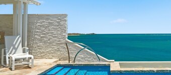 NEW Luxury 3-bedroom Waterfront Villa with Pool in Carden Beach, St Croix