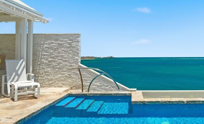 NEW Luxury 3-bedroom Waterfront Villa with Pool in Carden Beach, St Croix