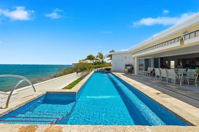 NEW Luxury 3-bedroom Waterfront Villa with Pool in Carden Beach, St Croix