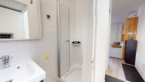 A bathroom with a shower, a sink, and a toilet. - Le Spot des Becs (Saint-Hilaire-de-Riez)