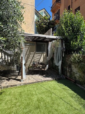 Outdoor dining - Ale house with garden within walking distance of the station and (La Spezia)