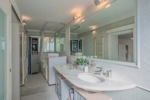 Dusche, Haartrockner, Bidet, Handtücher