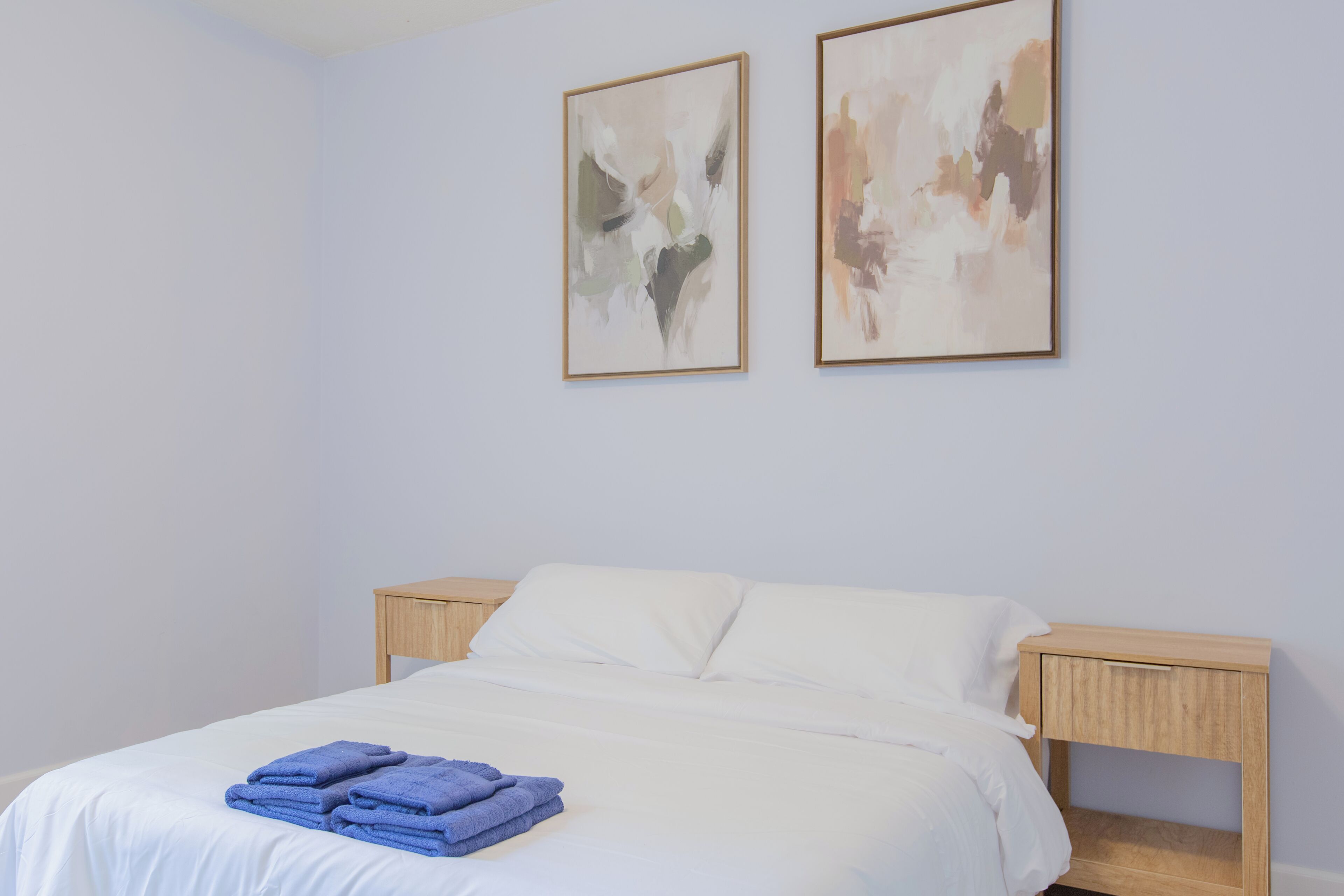 Escritorio, tabla de planchar con plancha, wifi gratis y ropa de cama 