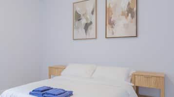 Escritorio, tabla de planchar con plancha, wifi gratis y ropa de cama