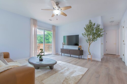 The Calm Brick Retreat- Cozy Home w/ Deck & Yard