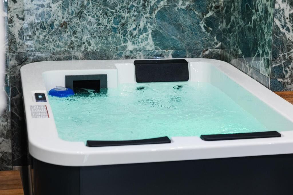 Indoor spa tub