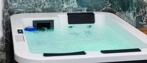 Chambre Double Confort | Bain à remous intérieur
