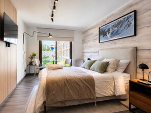 Apartamento superior | Ropa de cama de alta calidad, edredones de plumas, cortinas opacas
