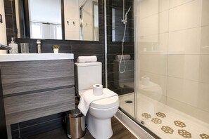 Standard Apartment | Bathroom | Shower, hair dryer, towels, soap - General Bulnes 259 (Santiago)