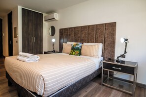 Màn/rèm cản sáng, bàn ủi/dụng cụ ủi quần áo 