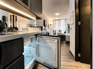 Apartamento superior | Cocina privada | Frigorífico pequeño, microondas, placa de cocina y hervidor eléctrico