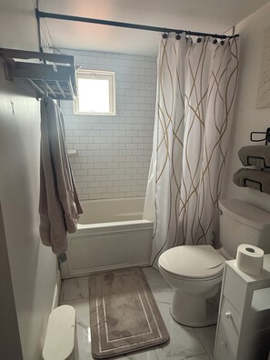 Secadora de cabello, toallas, papel de baño 
