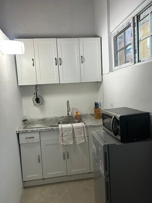 Private kitchen - Burwood Breeze Retreat AC + WiFi + Hot water (Retreat Heights)