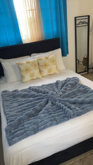 Iron/ironing board, WiFi, bed sheets - Burwood Breeze Retreat AC + WiFi + Hot water (Retreat Heights)