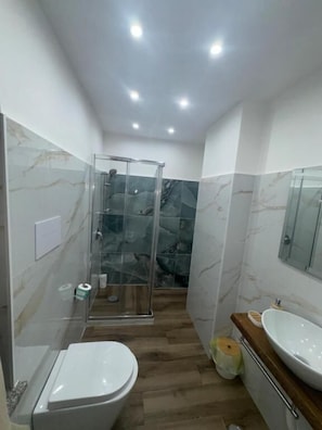 Habitación doble, balcón | Baño | Batas 