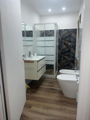 Habitación doble, balcón | Baño