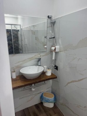Comfort Double Room, Balcony, Sea View | Bathroom - Pisacane Family Sea (Napoli)