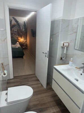 Doppelzimmer, Balkon | Badezimmer