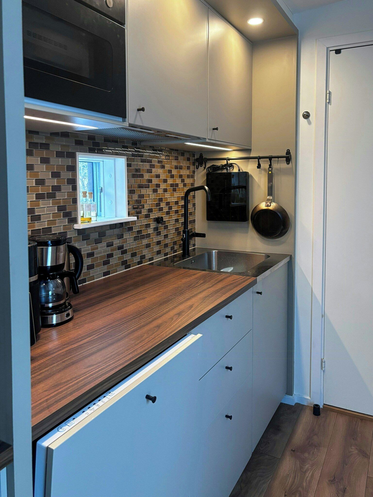 Coffee/tea maker, microwave, oven, dishwasher