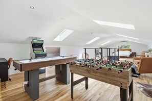 Games room - Van Nuys 3BR | Sauna + Game Room | C&C (Los Angeles)