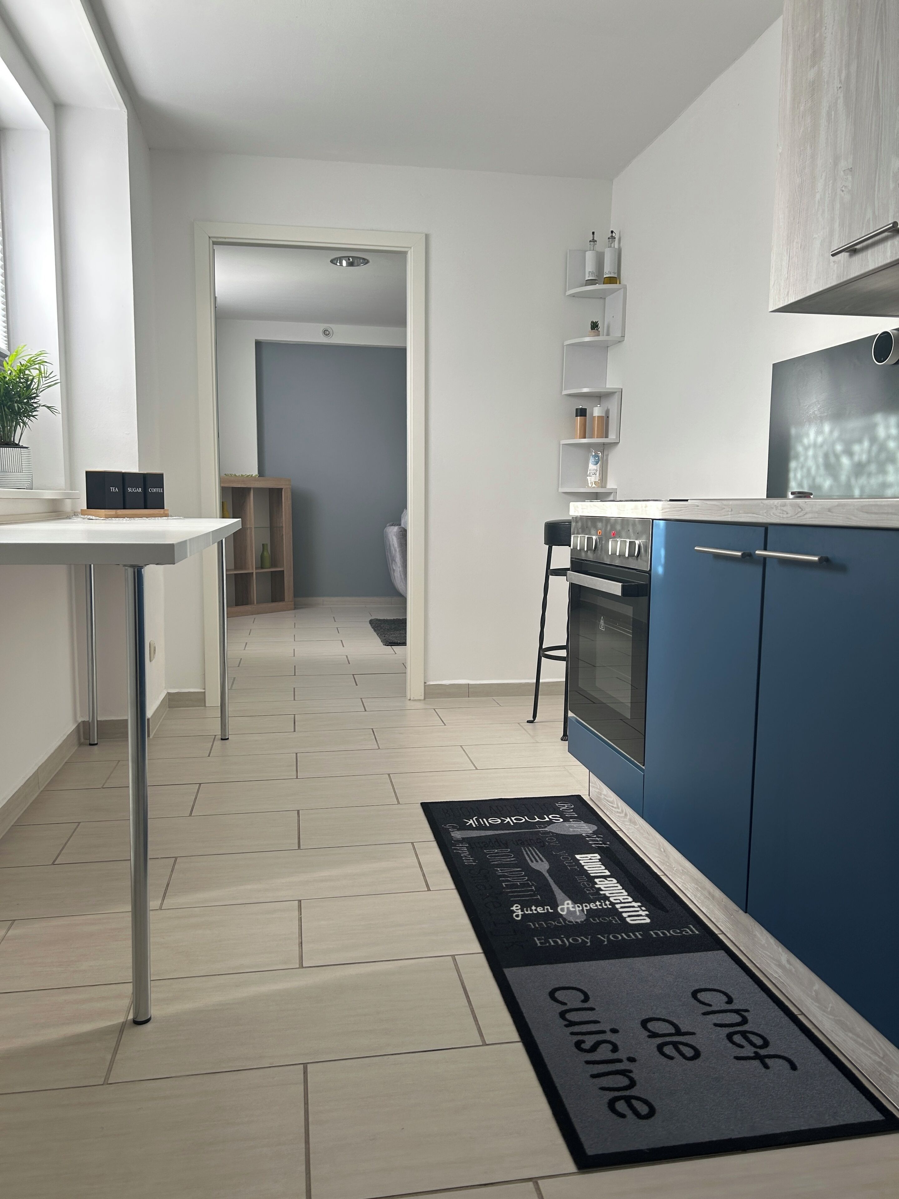 Kühlschrank, Herdplatte, Wasserkocher mit Kaffee-/Teezubehör