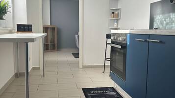 Kühlschrank, Herdplatte, Wasserkocher mit Kaffee-/Teezubehör