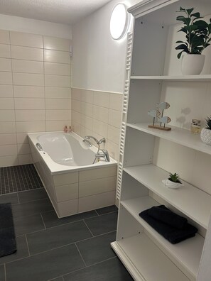 Bathroom - Vrbo Property (Nordhausen)