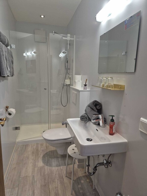 Standard Double or Twin Room, Balcony | Bathroom