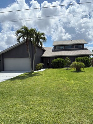 Exterior - Pet friendly house with heated pool on Lotus Canal. (Cape Coral)