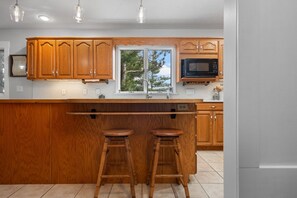 Fridge, microwave, oven, stovetop - Serene 3-bedroom house w/Sunroom, Office, Multipurpose room in Traverse City (Traverse City)