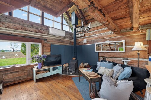 Rustic Cabin/Cottage for family/friends getaway!. Peace, Quiet, Country
