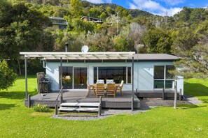 Outdoor dining - Sounds Serenity - Marlborough Sounds Holiday Home (Picton)