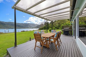 Outdoor dining - Sounds Serenity - Marlborough Sounds Holiday Home (Picton)