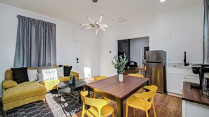 Leilighet, 1 kingsize-seng, terrasse, hageutsikt (Washington A) | Innvendig