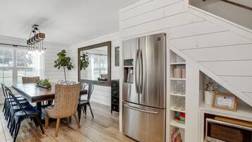House, Multiple Beds, Hot Tub, Garden View (Wynn Joyce Barn 6BED / NO AVAIL) | Private kitchen