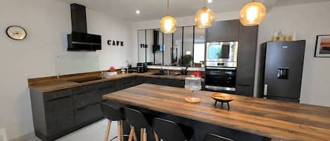 Microwave, oven, dishwasher, coffee/tea maker