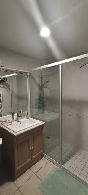 Bathroom - T2 ground floor apartment, terrace and garden PORNIC Centre (Pornic)