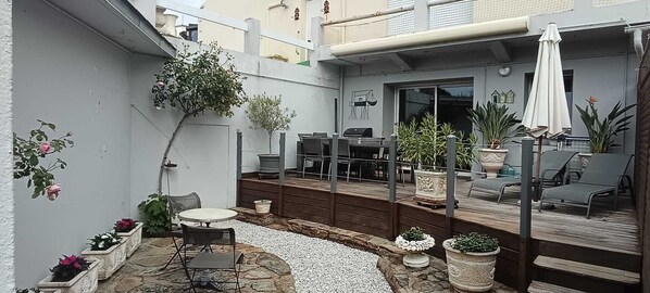 Outdoor dining - T2 ground floor apartment, terrace and garden PORNIC Centre (Pornic)