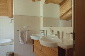 Sèche-cheveux, bidet, serviettes fournies, savon